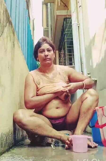 Very beautiful mature telugu aunty xxx outdoor bath nude mms